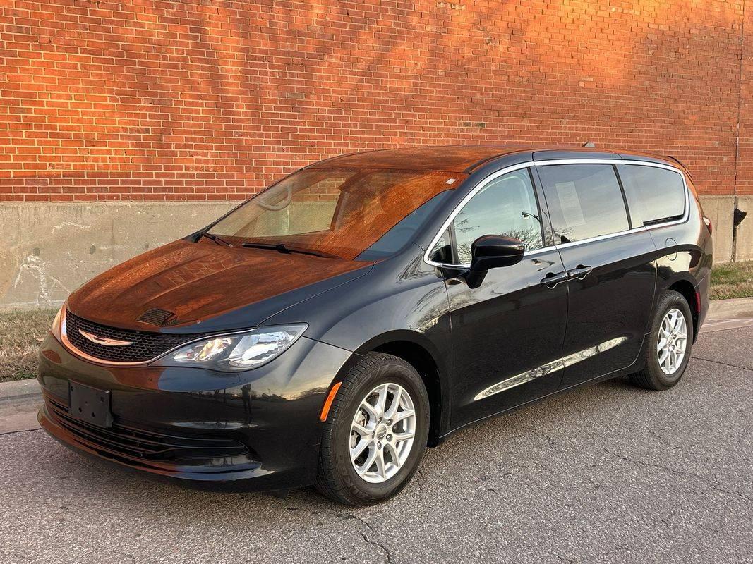 2017 Chrysler Pacifica Touring in Wichita KS For Sale - Image 1