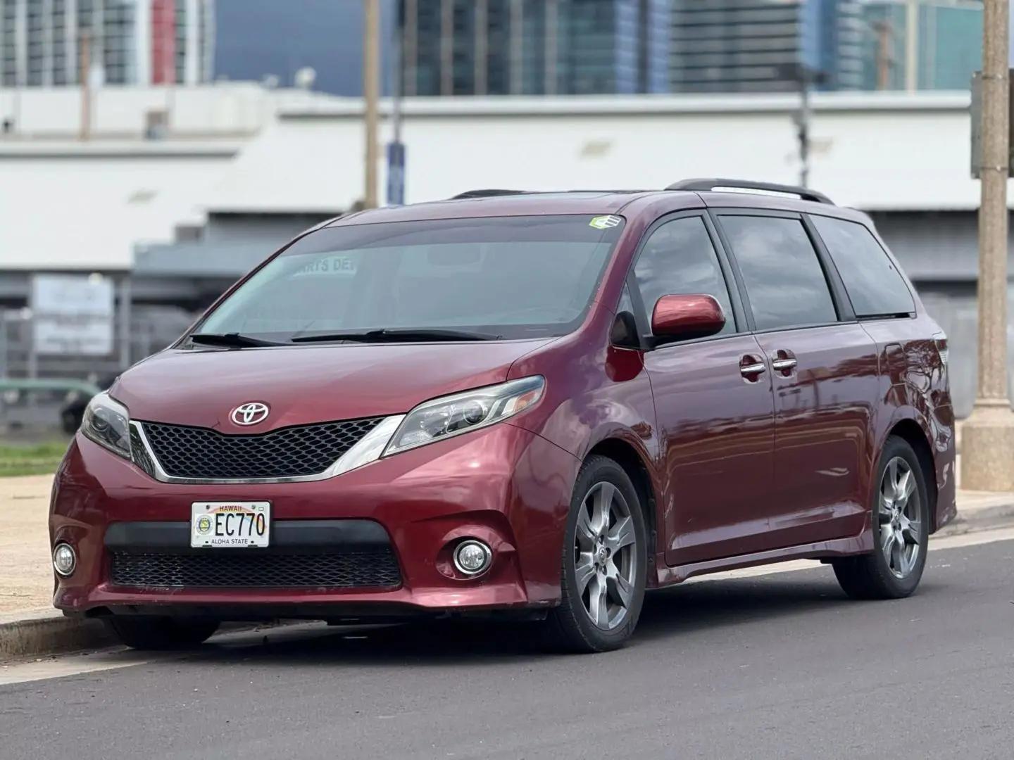 2017 Toyota Sienna SE in Honolulu HI For Sale - Image 1