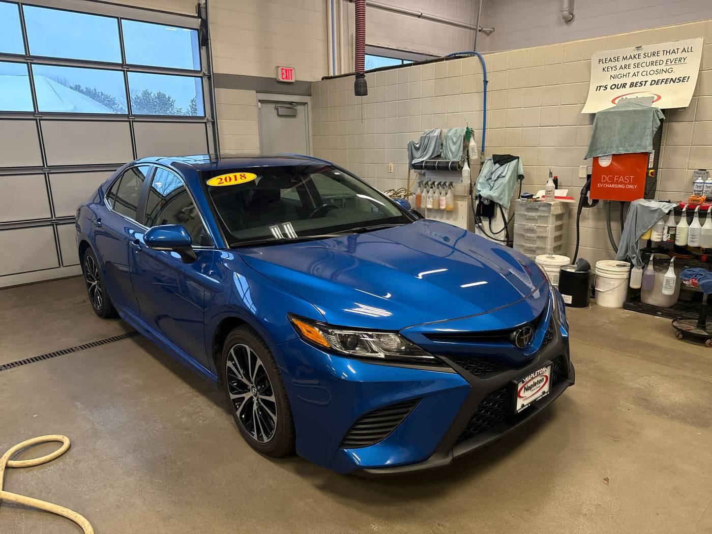 2018 Toyota Camry SE in Loves Park IL For Sale - Image 1