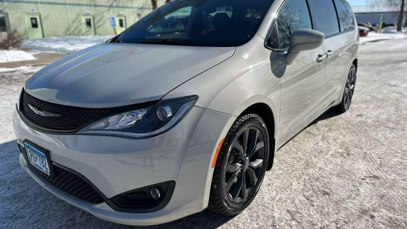 2019 Chrysler Pacifica Touring L in Forest Lake MN For Sale - Image 1