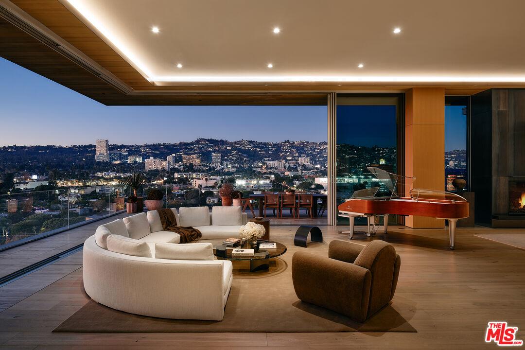 Condo/Apartment for Sale, 8899 Beverly BLVD 90048 - Image 1
