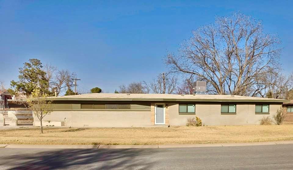 House for Sale, 1422 S. Country Club Circle, Eddy County, NM 88220 - Image 1