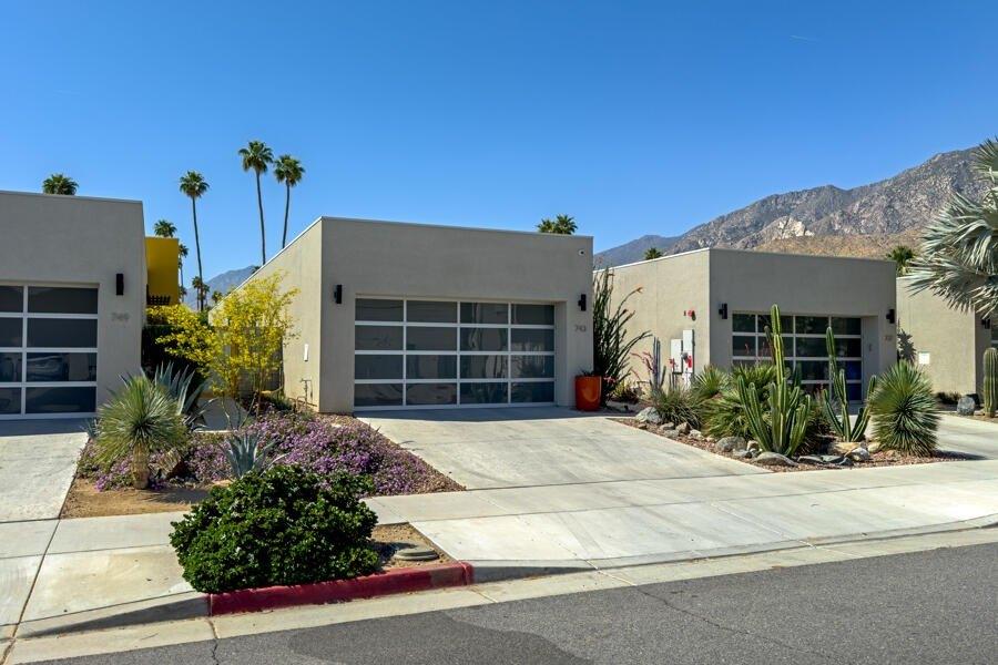 House for Sale, 743 E Twin Palms Drive 92264 - Image 1